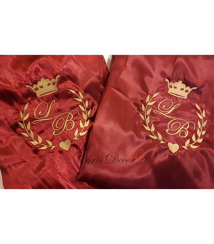 Roupão de cetim bordado com monograma do casal